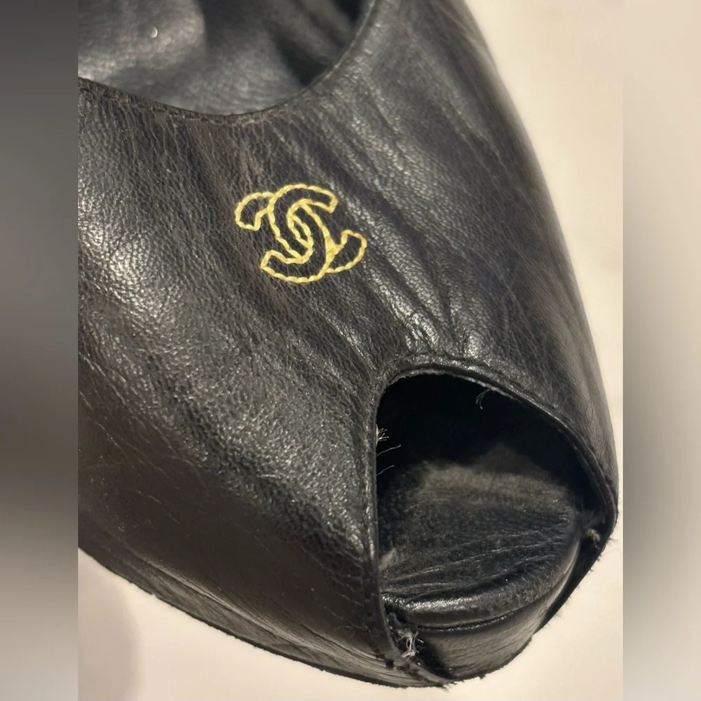 CHANEL G25723 Black Leather Peep-Toe Pumps - Interlocking CC Logo - Size 39
